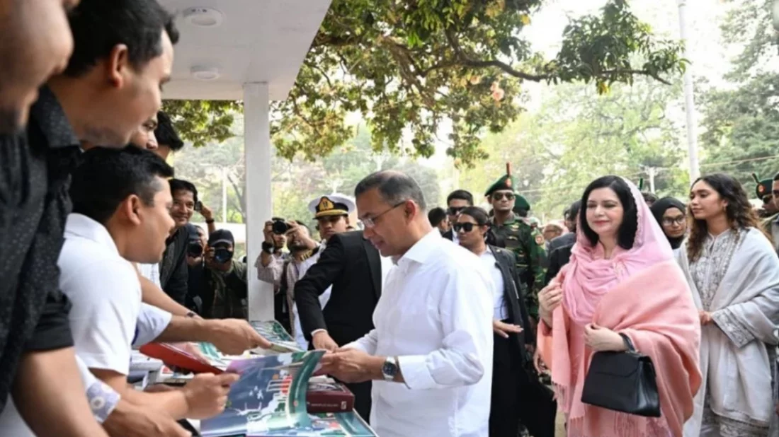 স্ত্রী-কন্যাকে নিয়ে বইমেলার বিভিন্ন স্টল পরিদর্শন করলেন প্রধানমন্ত্রী