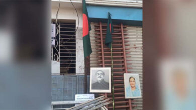 বরিশালে একের পর এক পরিত্যক্ত আওয়ামী লীগ অফিসে পতাকা ওড়ানো হচ্ছে