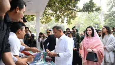 স্ত্রী-কন্যাকে নিয়ে বইমেলার বিভিন্ন স্টল পরিদর্শন করলেন প্রধানমন্ত্রী