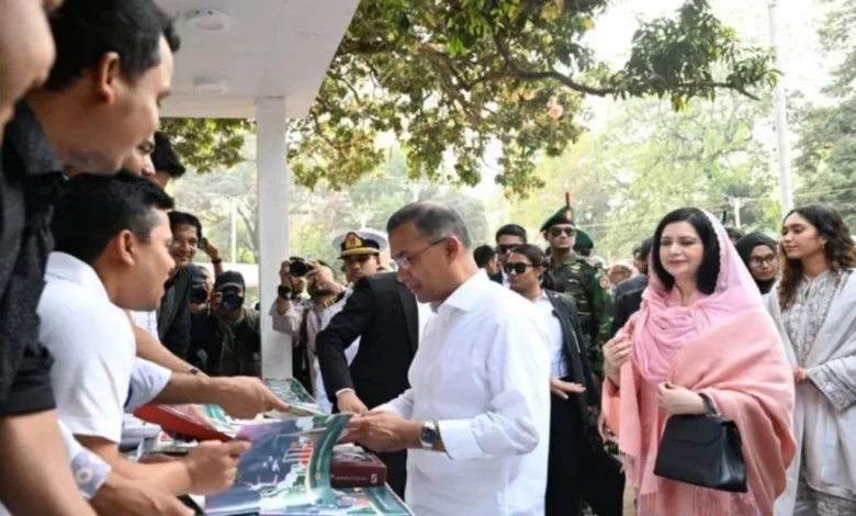 স্ত্রী-কন্যাকে নিয়ে বইমেলার বিভিন্ন স্টল পরিদর্শন করলেন প্রধানমন্ত্রী