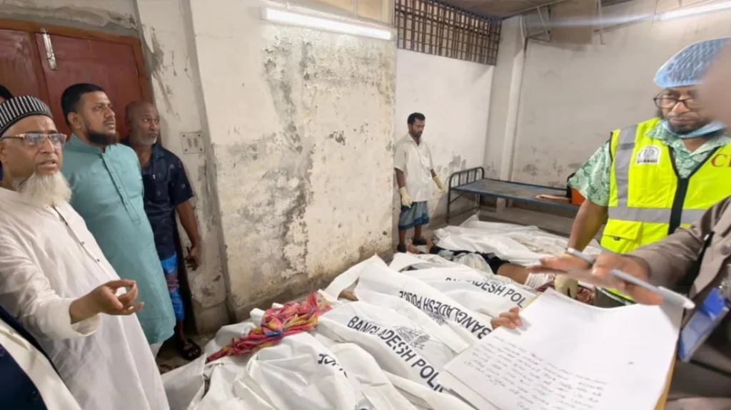 কুমিল্লায় ট্রেন দুর্ঘটনায় নিহতদের মরদেহ বাড়ি নিতে অ্যাম্বুলেন্স দিচ্ছে জামায়াত