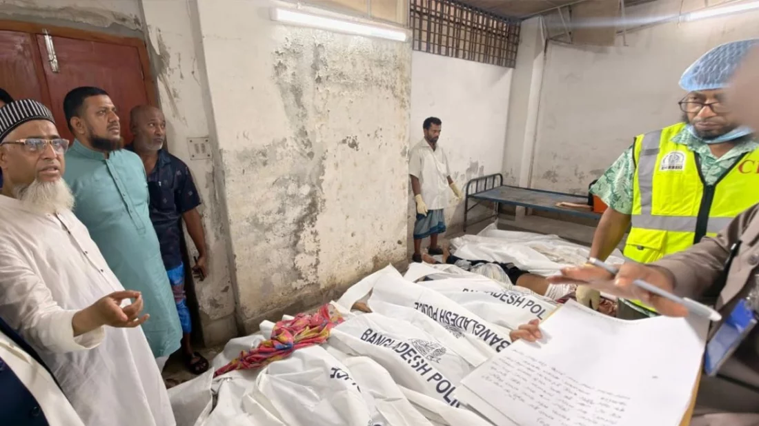 কুমিল্লায় ট্রেন দুর্ঘটনায় নিহতদের মরদেহ বাড়ি নিতে অ্যাম্বুলেন্স দিচ্ছে জামায়াত