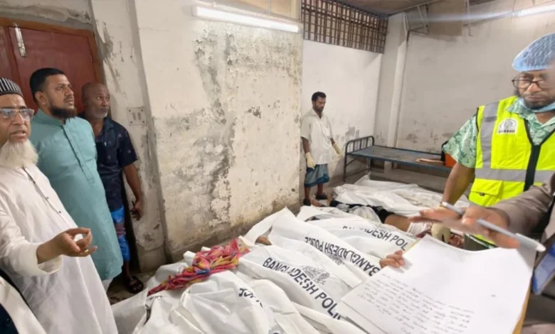 কুমিল্লায় ট্রেন দুর্ঘটনায় নিহতদের মরদেহ বাড়ি নিতে অ্যাম্বুলেন্স দিচ্ছে জামায়াত