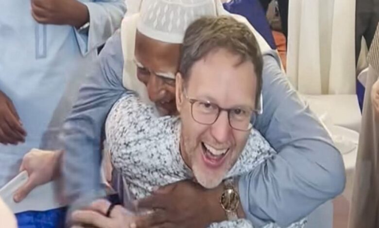 কূটনীতিককে জড়িয়ে ধরায় জামায়াত আমিরকে ট্রল, দল বলছে ‘হৃদ্যতা’