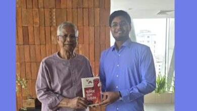 ড. ইউনূসকে গণঅভ্যুত্থান নিয়ে নিজের লেখা বই উপহার দিলেন ছাত্রদল নেতা আবিদ