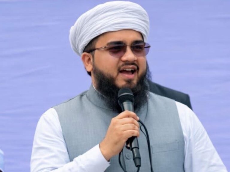 সংসদে নামাজ পড়তে গিয়ে জুতো খোয়ালেন এমপি হানজালা