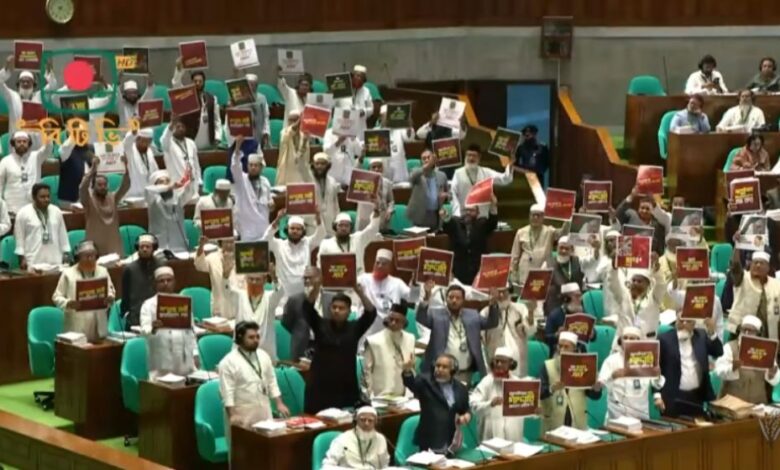 সংসদে রাষ্ট্রপতি প্রবেশ করতেই ‘জুলাইয়ের গাদ্দার’ প্ল্যাকার্ড প্রদর্শন